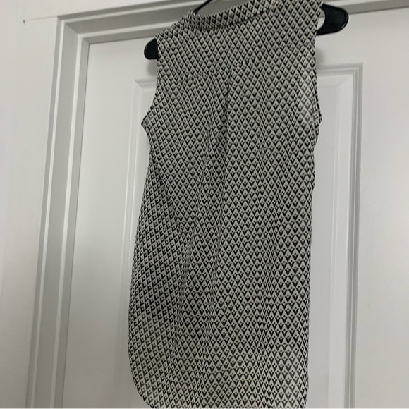 H&M Black & White geometric print hi-low sheer sleeveless button-down. Size 2 - Picture 14 of 15
